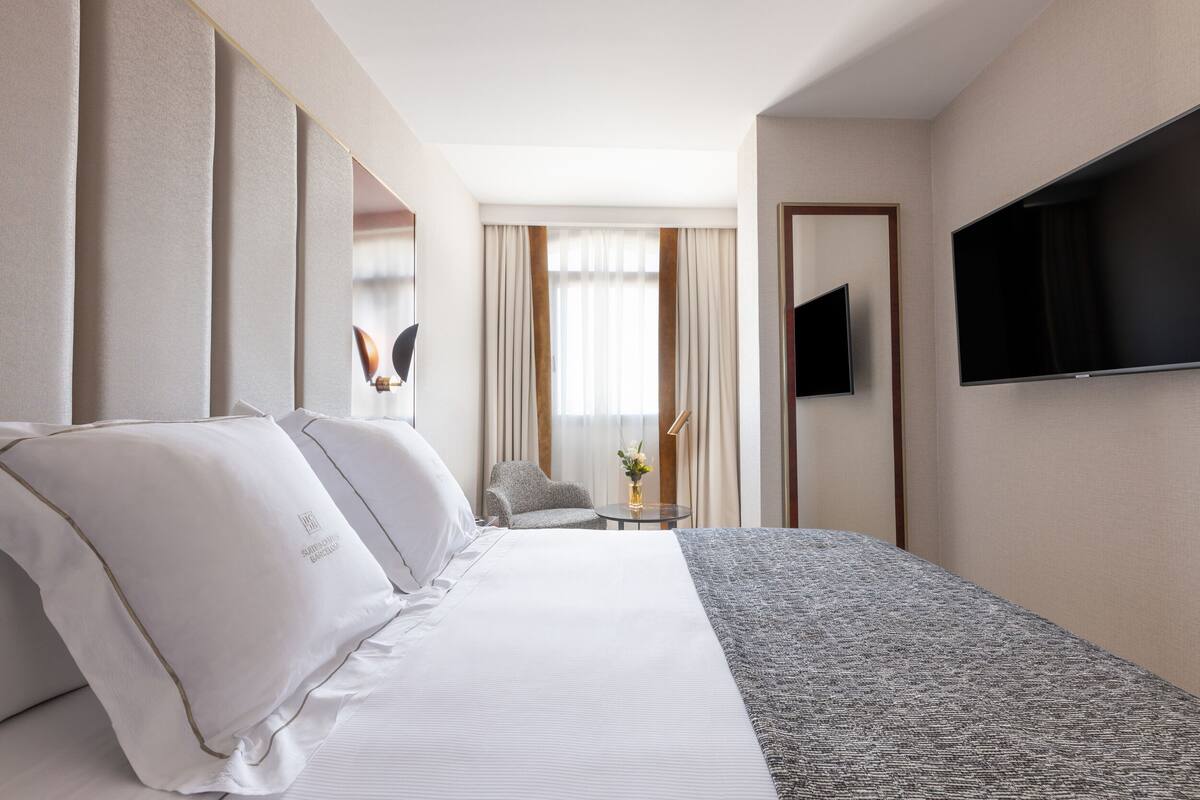 Egyptian cotton sheets, down comforters, in-room safe, desk