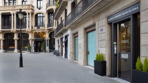 A building with a sign reading "SUITES CENTER BARCELONA" and a modern entrance. - Suites Center Barcelona (Barcelona)