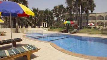 حمّام سباحة خارجي، مظلات على حمّام السباحة، مقاعد للتشمس