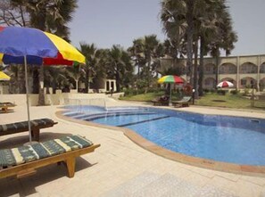 Piscine extérieure, parasols de plage, chaises longues