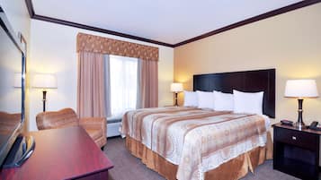 Quarto standard, 1 cama King e sofá-cama, acessível, para não fumantes (Bathtub, with Sofabed) | Cofres nos quartos, escrivaninha, espaço de trabalho para notebook