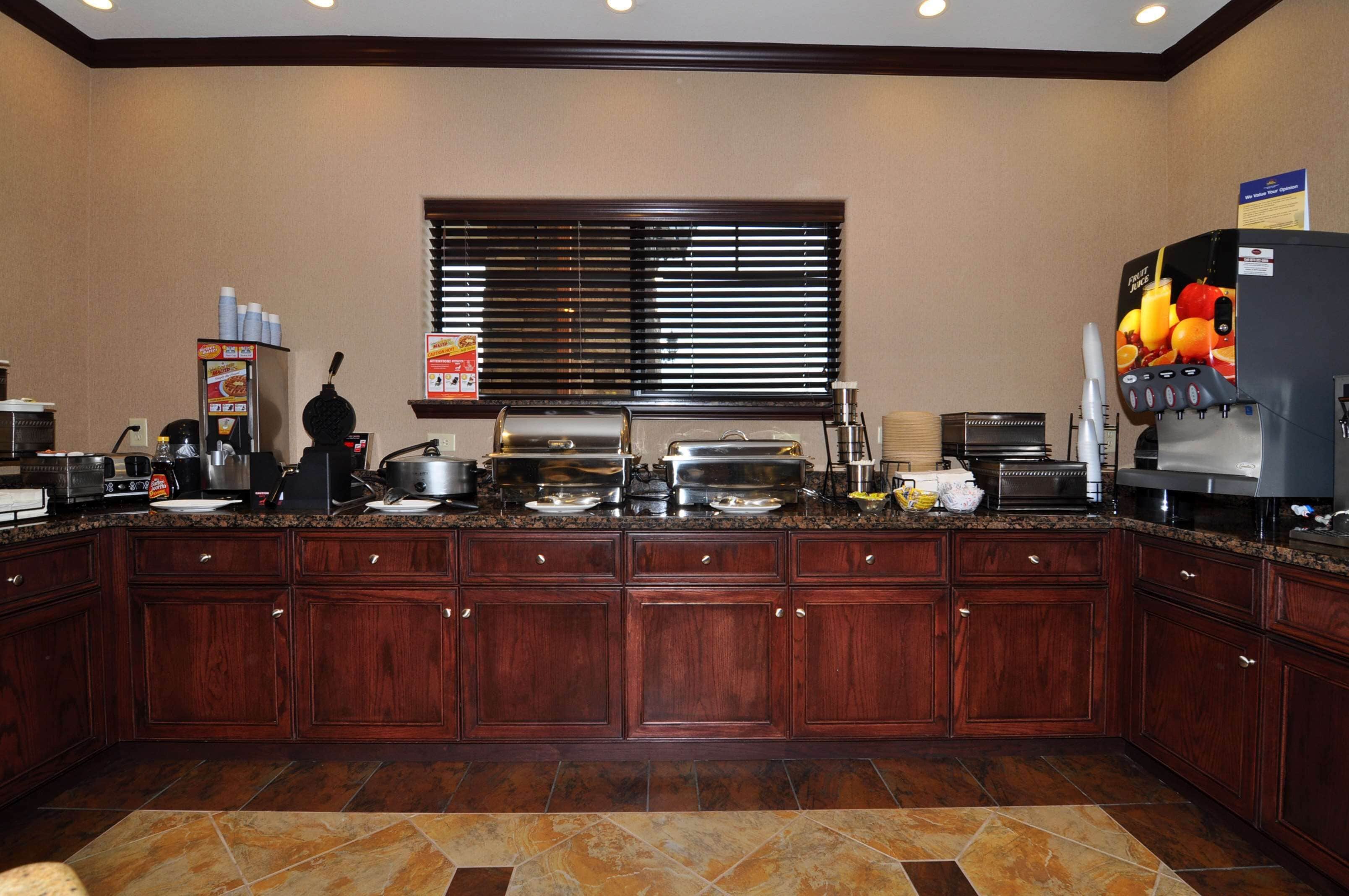 free daily full breakfast