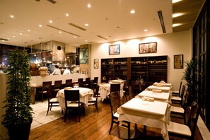 Se sirven almuerzos, cenas y cocina italiana