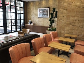 Lobby sitting area - Arietta Hotel & Trattoria Gotanda (Tokyo)
