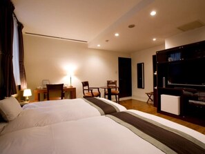 In-room safe, desk, blackout drapes, free WiFi - Arietta Hotel & Trattoria Gotanda (Tokyo)