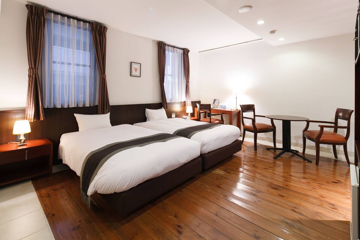 Junior Suite, Non Smoking | In-room safe, desk, blackout drapes, WiFi (free)