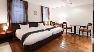 Junior Suite, Non Smoking | In-room safe, desk, blackout curtains, free WiFi