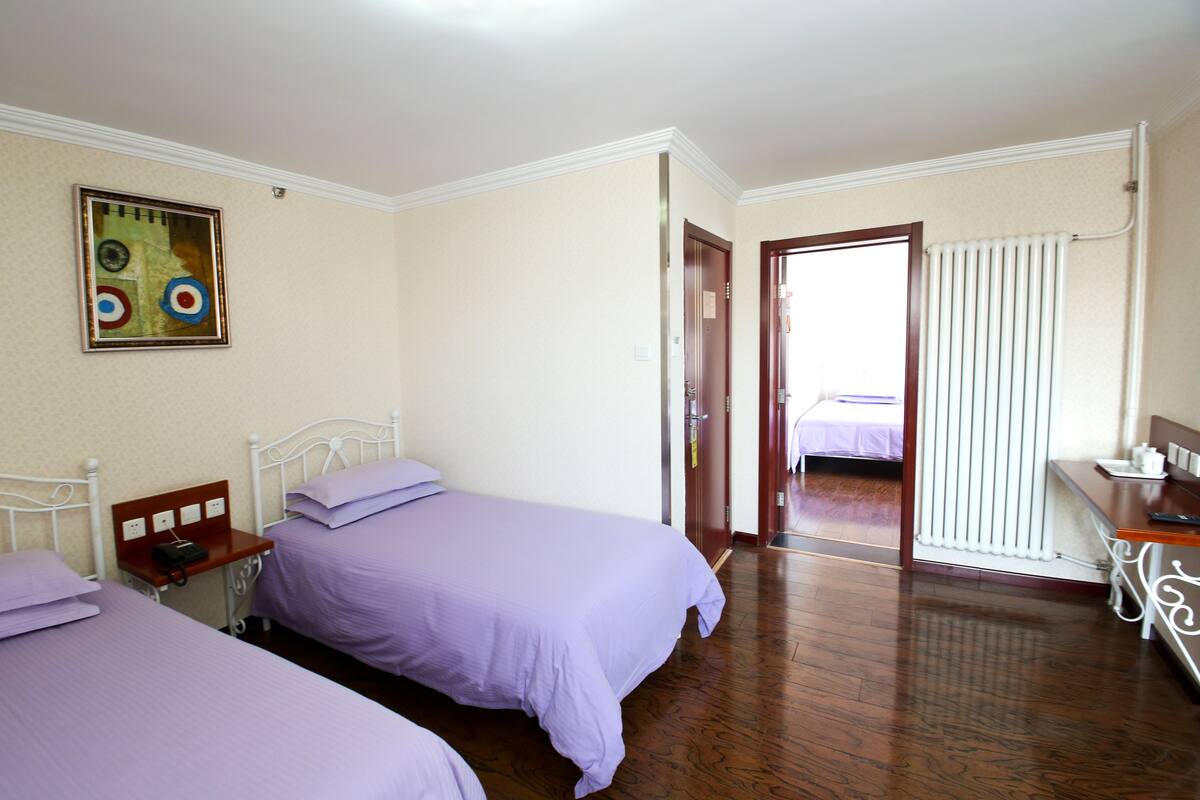 Habitación cuádruple | Caja fuerte, escritorio, cortinas opacas y sistema de insonorización