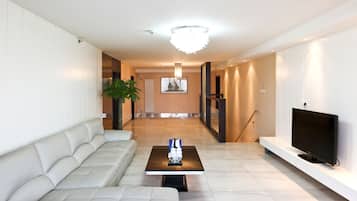 Deluxe Suite | Living room