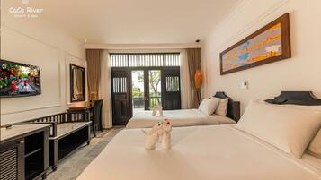 Deluxe Twin Room, Pool view | Bộ đồ giường cao cấp, minibar, két bảo mật tại phòng, bàn