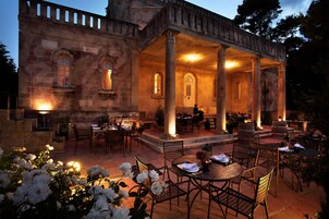 供应早餐、午餐和晚餐，地中海菜，海滩景观