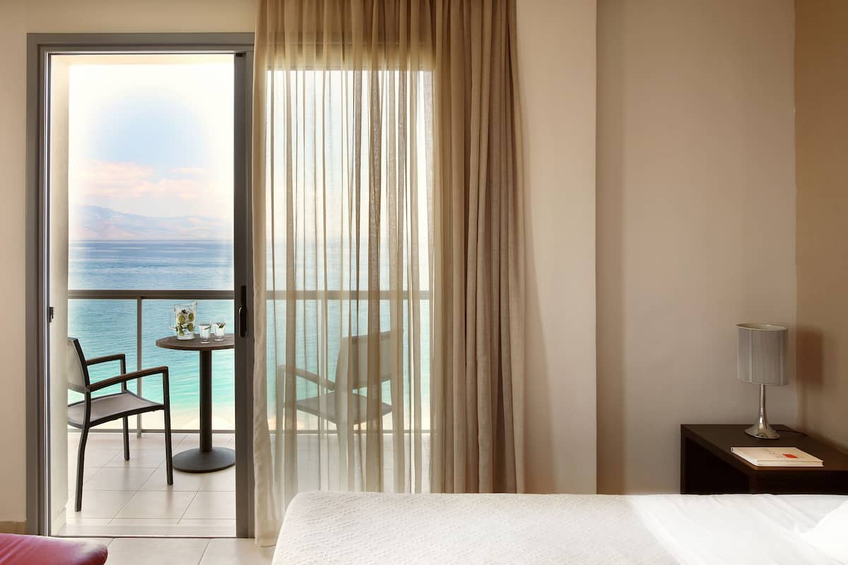 deluxe triple room | minibar, in-room safe, desk, blackout curtains