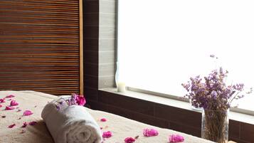 Couples treatment room(s), sauna, hot tub, Turkish bath/hammam