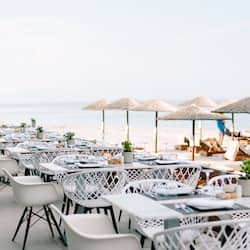 Aperto a colazione, cucina mediterranea, con vista sulla spiaggia