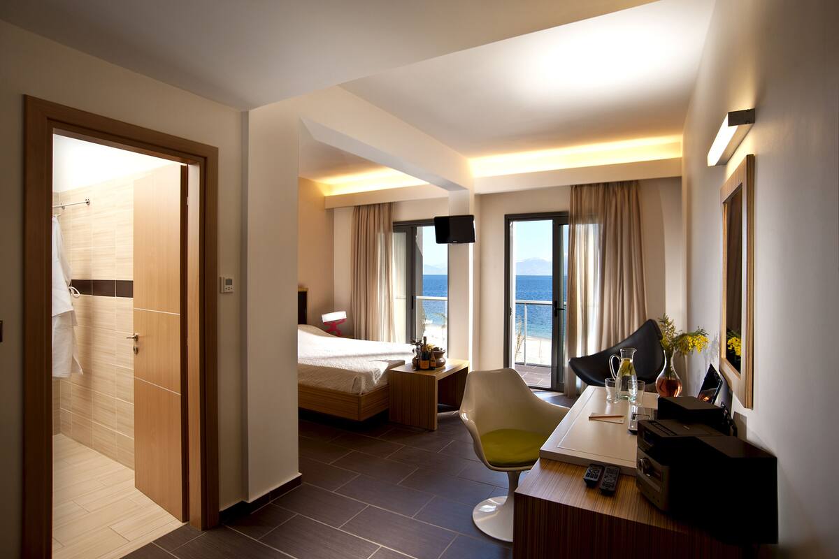 deluxe triple room | minibar, in-room safe, desk, blackout curtains