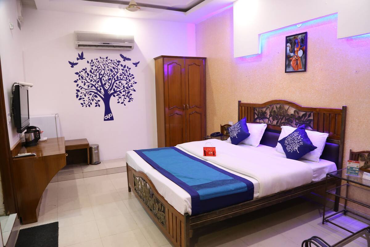 Egyptian cotton sheets, premium bedding, in-room safe, desk