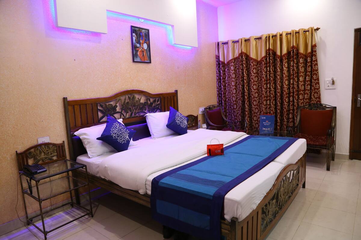 Egyptian cotton sheets, premium bedding, in-room safe, desk