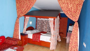 Apple Honeymoon Suite | In-room safe, iron/ironing board, free WiFi