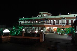 Façade de l’hébergement - soirée/nuit