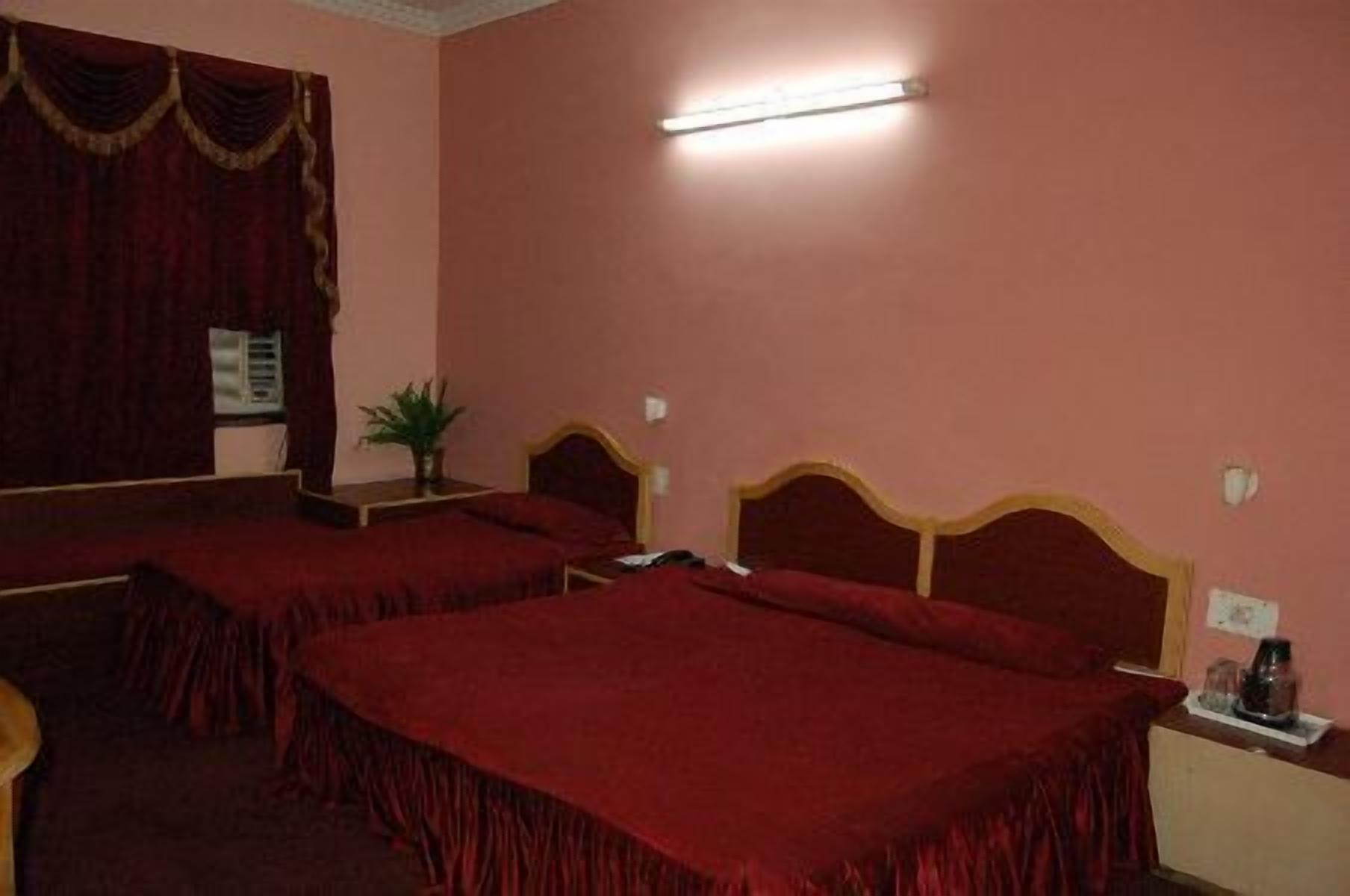 Deluxe Room (A/C) | Desk