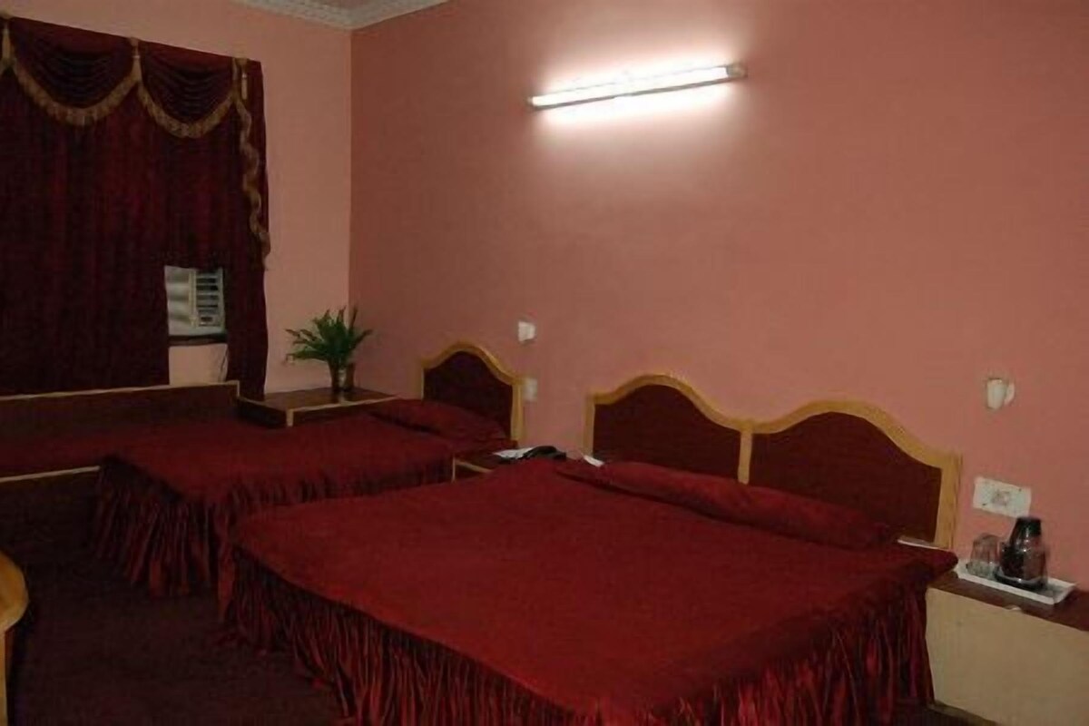 Deluxe Room (A/C) | Desk