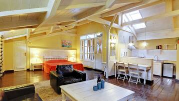 Premium bedding, in-room safe, individually decorated