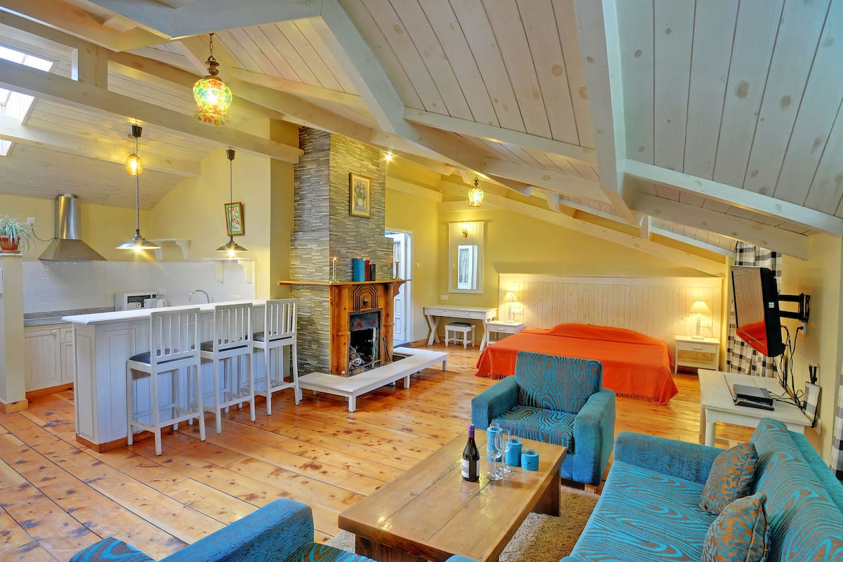 premium bedding, in-room safe, individually decorated