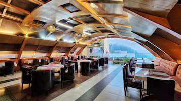 供應午餐及晚餐;多國菜