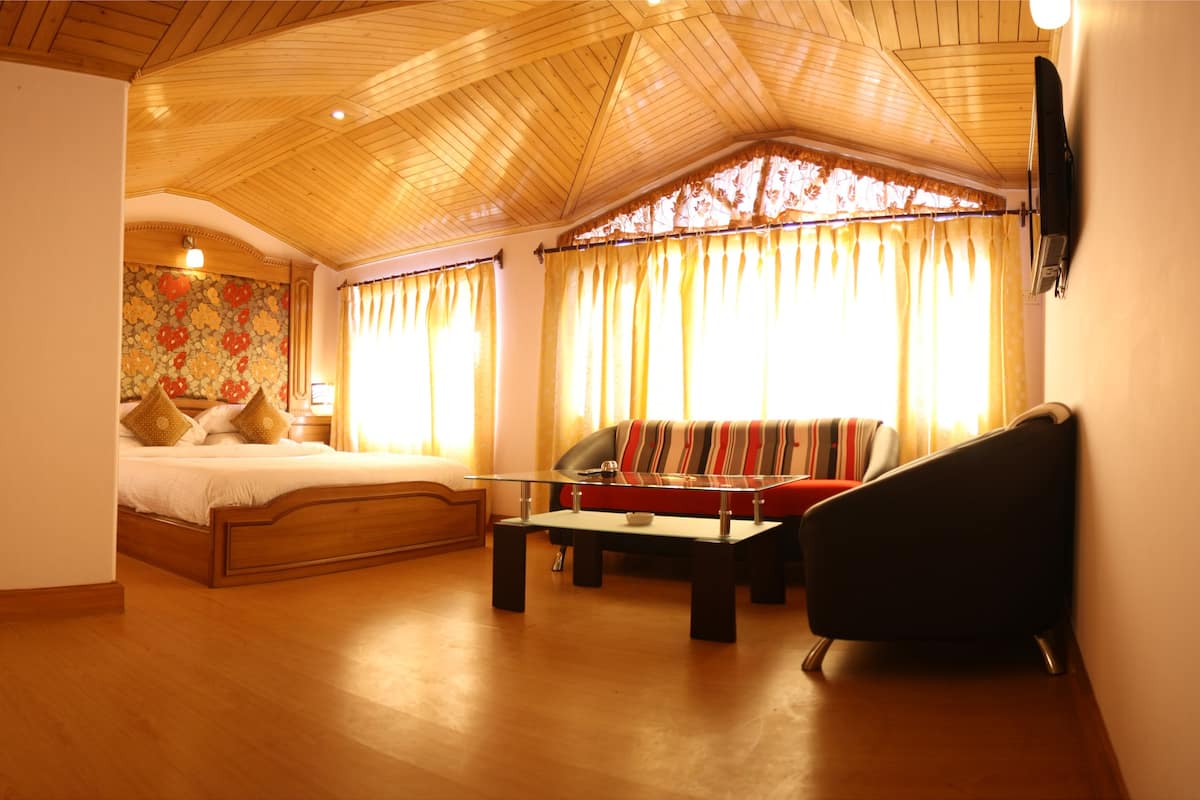 Executive Suite | Desk, rollaway beds, free WiFi