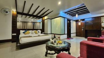 Honeymoon Suite | Desk, rollaway beds, free WiFi
