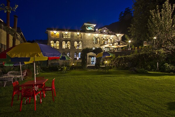 Outdoor dining - The Orchard Greens (Manali)