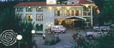 Bagian depan properti - sore/malam