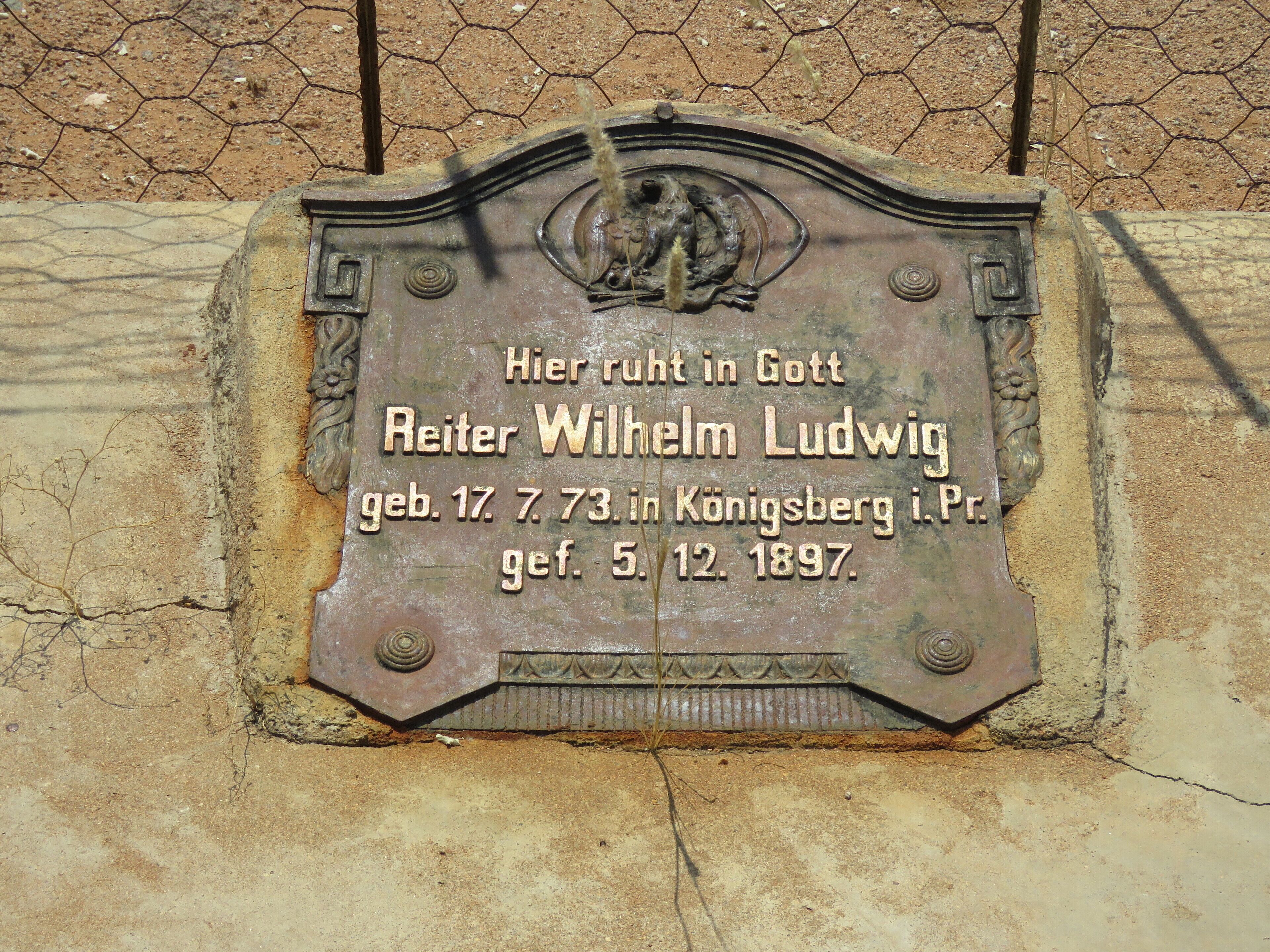 Una placa conmemorativa con texto y un relieve escultórico.