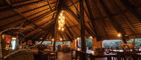 Petit déjeuner, déjeuner et dîner servis sur place