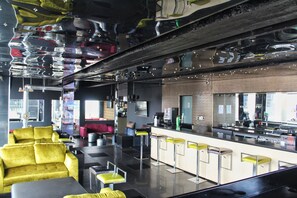 2 restaurants; breakfast, lunch, dinner and brunch served  - Reef Hotel (Johannesburg)