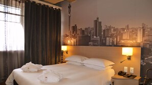 Peralatan tempat tidur premium, peti besi dalam bilik, meja 