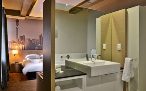 Bathroom sink - Reef Hotel (Johannesburg)