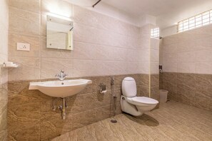 Douche, sèche-cheveux, bidet, serviettes fournies