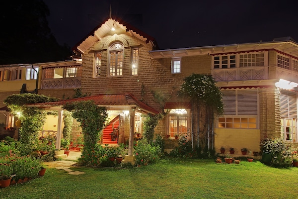 Fachada da propriedade à noite