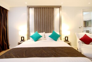 Deluxe-rum - tillgång till pool | Minibar, värdeförvaringsskåp på rummet, skrivbord och ljudisolering