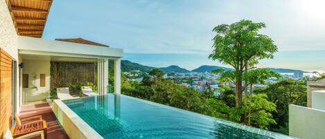 8 kolam renang outdoor, dengan payung kolam renang dan kursi berjemur