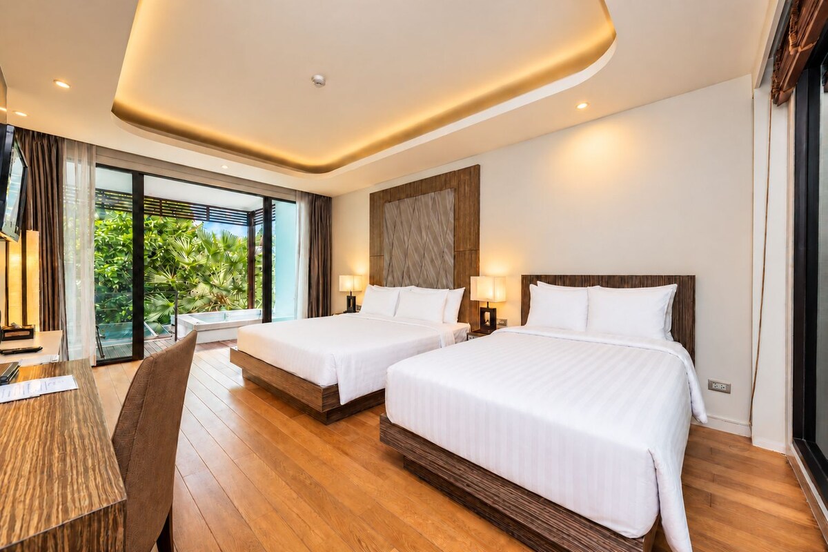 Habitación de hotel moderna con dos camas, un escritorio y vistas a zonas verdes.