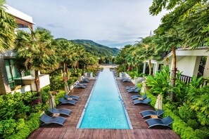 8 piscines extérieures, parasols de plage, chaises longues