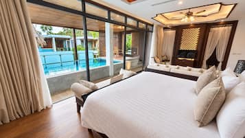 Un dormitorio amplio con una cama grande, vista a una piscina y un diseño moderno de techo.