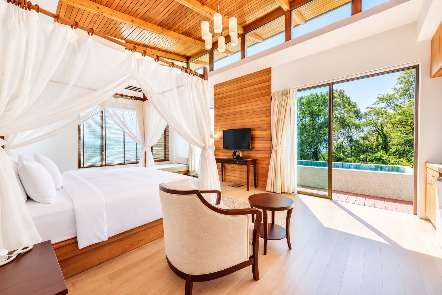 Un dormitorio con cama con dosel, televisor, una mesita y vista a una piscina.