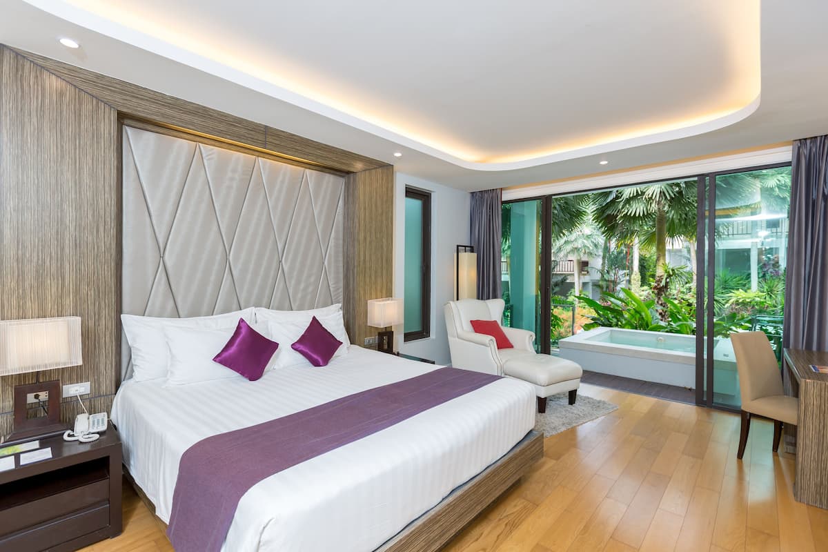 Deluxe Room, 1 King Bed | Minibar, in-room safe, desk, soundproofing