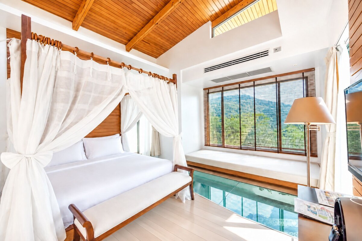 Un dormitorio con una cama, una ventana con persianas, una lámpara y vistas a una piscina.