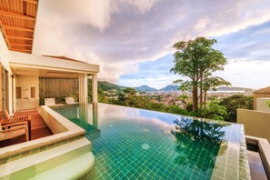 8 outdoor pools, pool umbrellas, sun loungers
