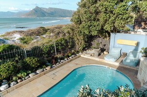 Piscina externa, guarda-sóis, espreguiçadeiras