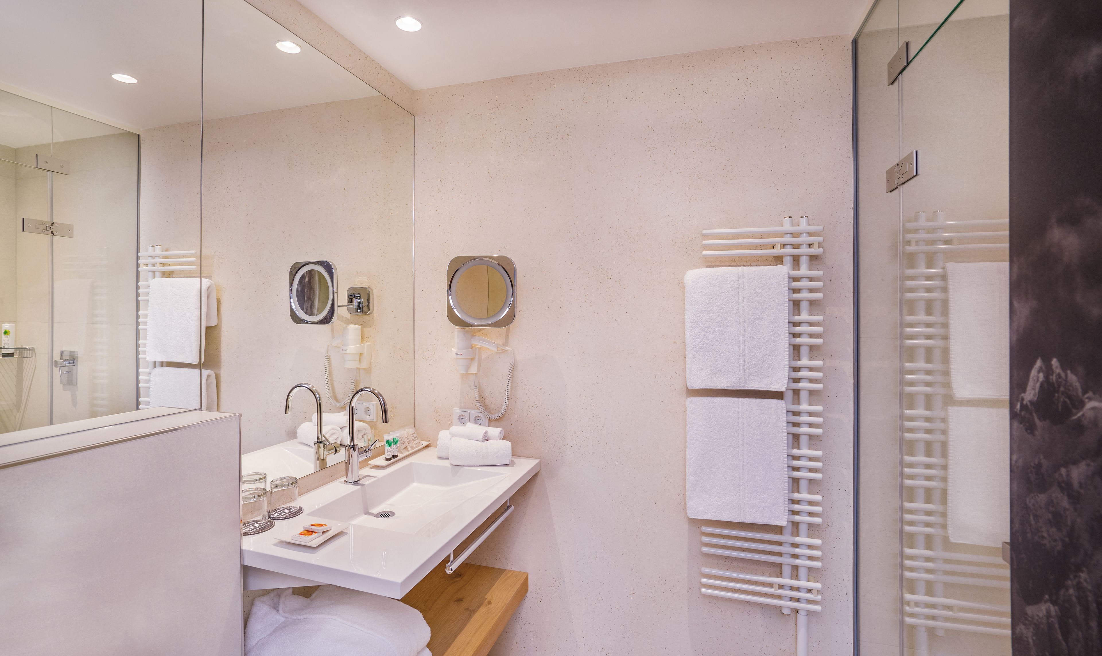 superior suite | bathroom | combined shower/bathtub, free toiletries, hair dryer, bathrobes